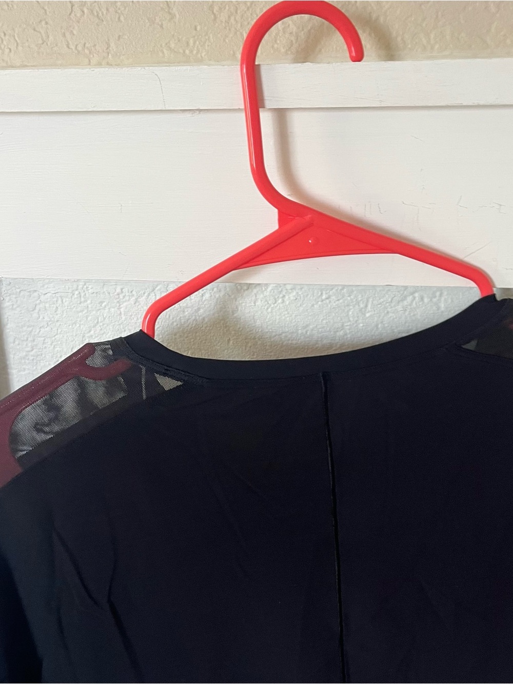 Lululemon Athletica Women's 4 Cropped Workout Long Sleeve Shirt. - Picture 5 of 6